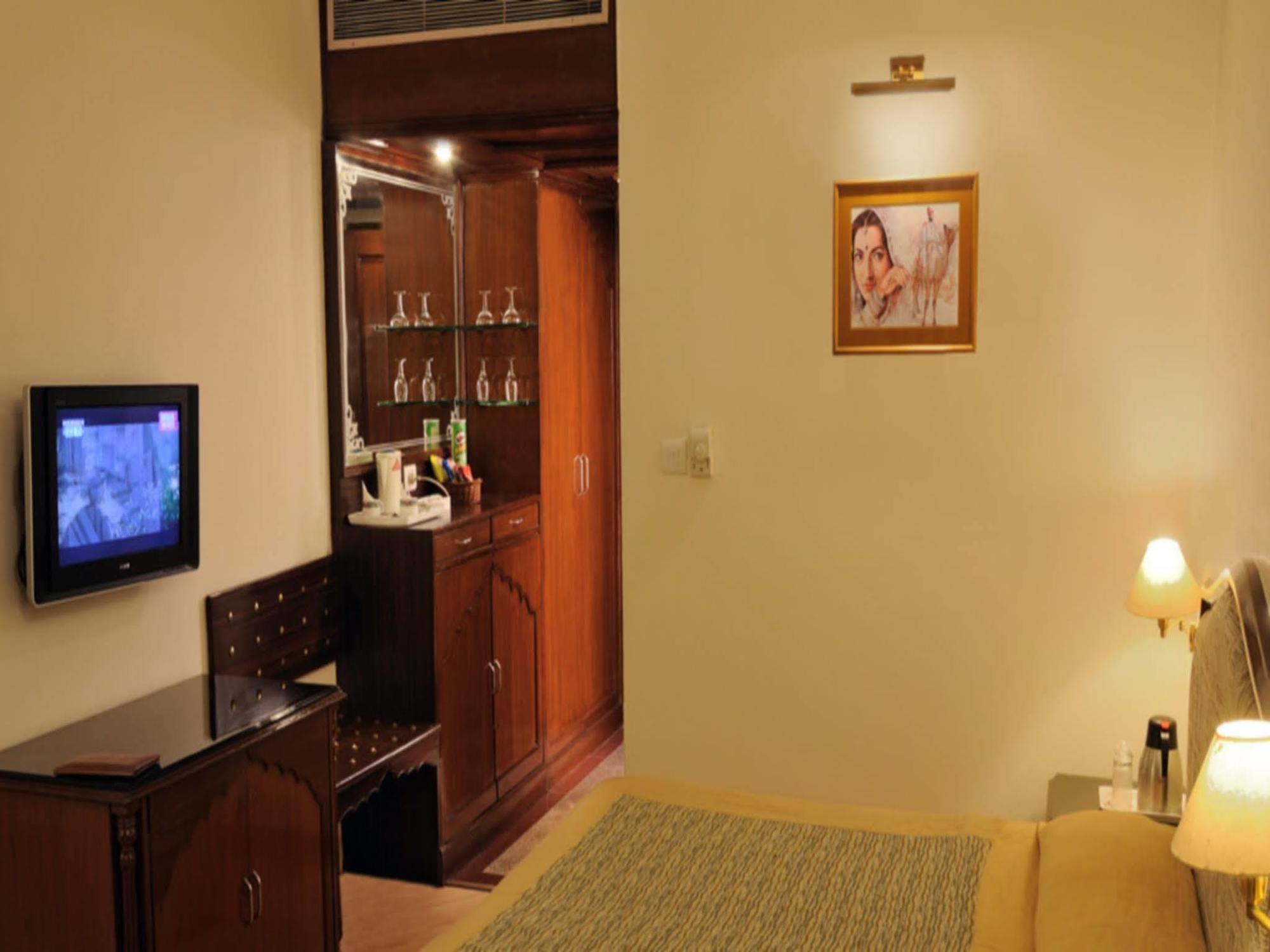Hotel Maharaja Regency Лудхиана Экстерьер фото